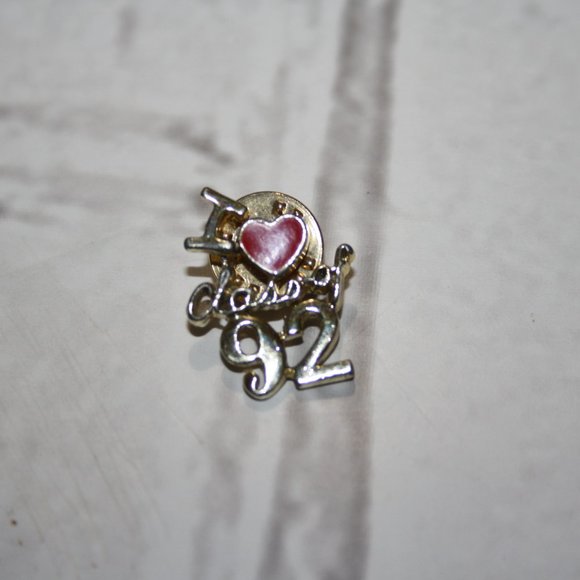 Vintage gold "I LOVE THE CLASS OF 92" Lapel pin - Picture 4 of 4
